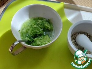 Травяной салат с огурцом и мини-котлетками Травяной салат с огурцом и мини-котлетками