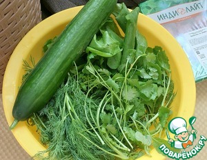 Травяной салат с огурцом и мини-котлетками Травяной салат с огурцом и мини-котлетками