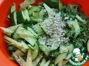 Травяной салат с огурцом и мини-котлетками Травяной салат с огурцом и мини-котлетками