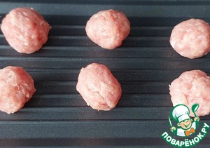 Травяной салат с огурцом и мини-котлетками Травяной салат с огурцом и мини-котлетками