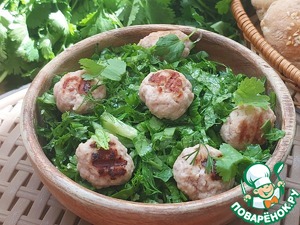 Травяной салат с огурцом и мини-котлетками Травяной салат с огурцом и мини-котлетками