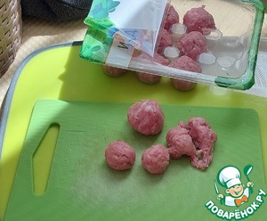 Травяной салат с огурцом и мини-котлетками Травяной салат с огурцом и мини-котлетками