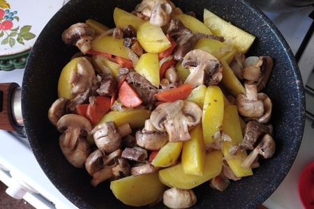 Тушёная говядина со свежим зелёным горошком Тушёная говядина со свежим зелёным горошком