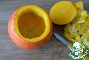 Тыква, фаршированная овощным рагу с индейкой