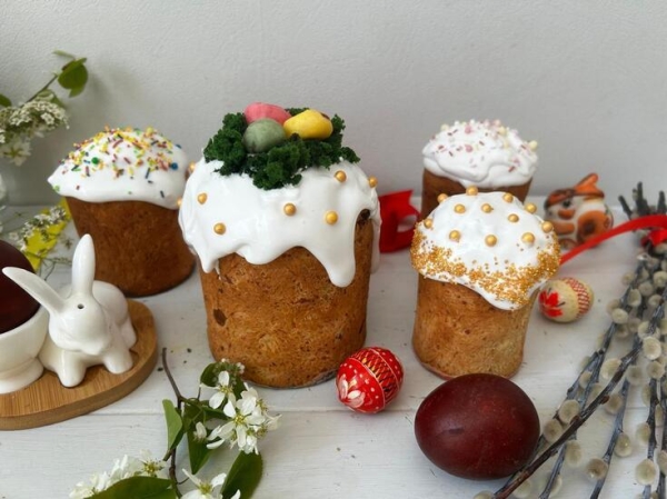 Ванильно-мятный кулич с желатиновой глазурью