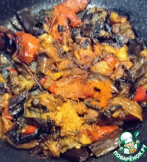 Восточно-европейское блюдо из жареных перцев Восточно-европейское блюдо из жареных перцев