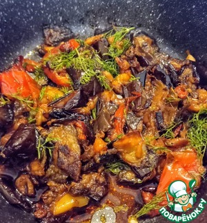 Восточно-европейское блюдо из жареных перцев Восточно-европейское блюдо из жареных перцев