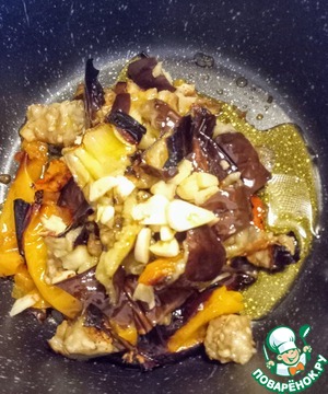 Восточно-европейское блюдо из жареных перцев Восточно-европейское блюдо из жареных перцев