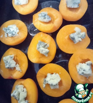 Закуска из абрикосов и Дорблю Закуска из абрикосов и Дорблю