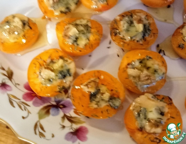 Закуска из абрикосов и Дорблю Закуска из абрикосов и Дорблю