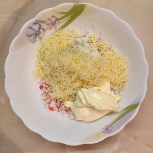 Закуска на чипсах из крабовых палочек Закуска на чипсах из крабовых палочек