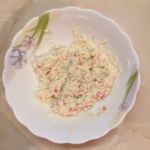 Закуска на чипсах из крабовых палочек Закуска на чипсах из крабовых палочек