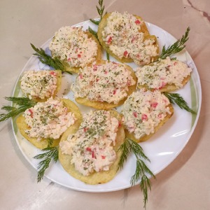 Закуска на чипсах из крабовых палочек Закуска на чипсах из крабовых палочек