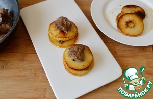 Закусочный мильфей из яблок с печенью