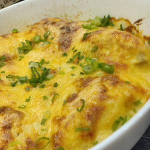 Запеченая белая рыба с сырным соусом