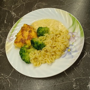 Запеченая белая рыба с сырным соусом