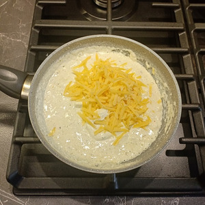 Запеченая белая рыба с сырным соусом