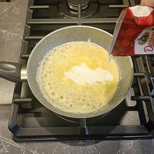 Запеченая белая рыба с сырным соусом