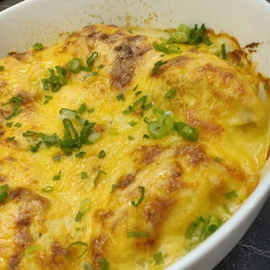 Запеченая белая рыба с сырным соусом