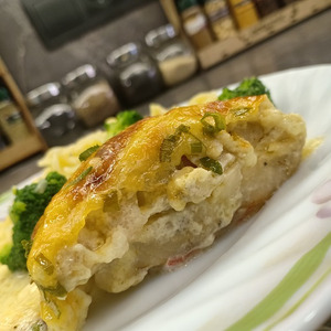 Запеченая белая рыба с сырным соусом