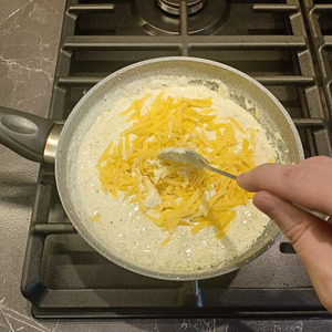 Запеченая белая рыба с сырным соусом