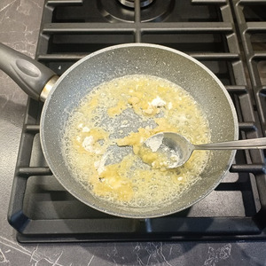 Запеченая белая рыба с сырным соусом