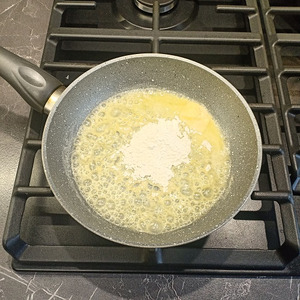 Запеченая белая рыба с сырным соусом