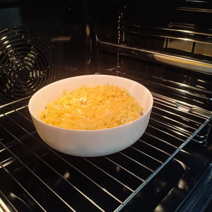 Запеченая белая рыба с сырным соусом