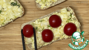Запечённые булочки с сыром и помидорами