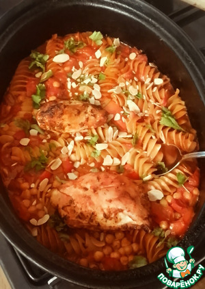 Запеканка из курицы, пасты и нута