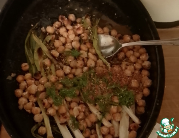 Зелёный лук с жареным чесноком, нутом Зелёный лук с жареным чесноком, нутом