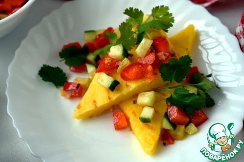 Жареная полента с овощной сальсой Жареная полента с овощной сальсой