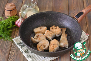 Жареный минтай с укропом и чесноком