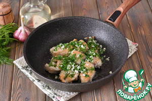 Жареный минтай с укропом и чесноком