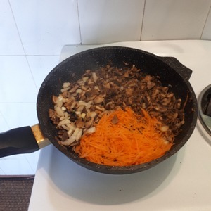 Жидкая подлива с курицей и грибами Жидкая подлива с курицей и грибами