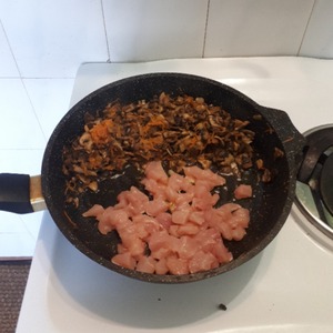 Жидкая подлива с курицей и грибами Жидкая подлива с курицей и грибами