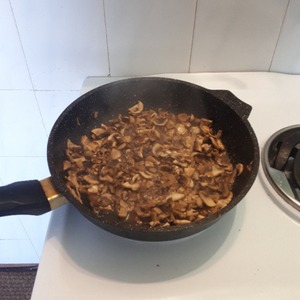 Жидкая подлива с курицей и грибами Жидкая подлива с курицей и грибами