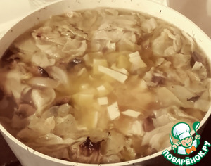 Зимний суп с грибами, картофелем, грюйером