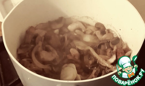 Зимний суп с грибами, картофелем, грюйером